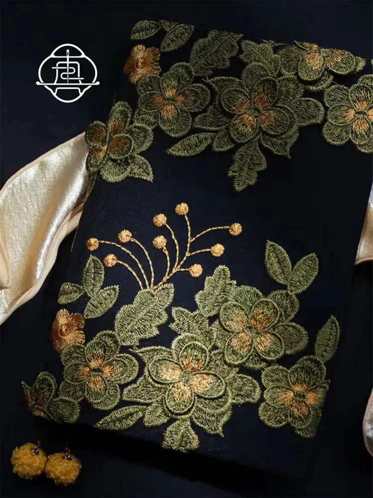 おくすり手帳ケースはどんなもの？刺繍レトロ風の手帳カバーが、日常のこころを癒す理由