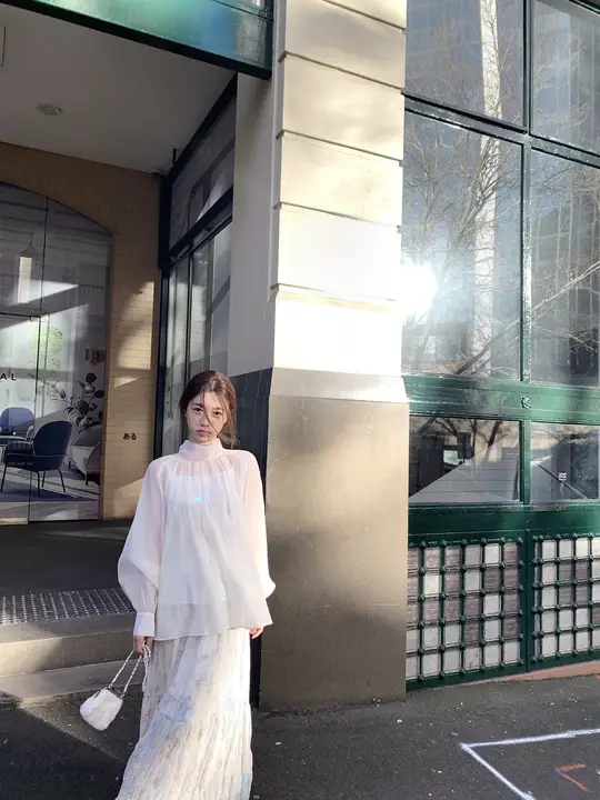 柔らかく軽やかな雰囲気！後ろリボン付きバルーンスリーブシャツ【カジュアル・コーディネートしやすい】