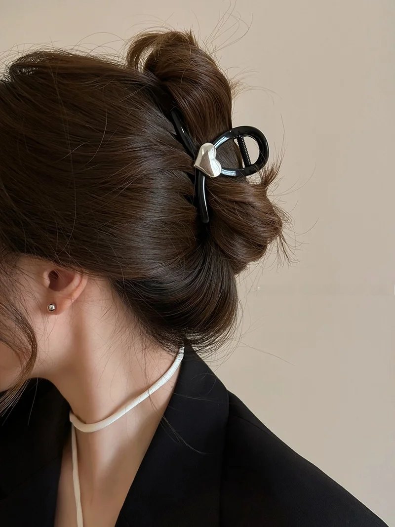金属製ハート型ブラックヘアクリップ：中型シャーククリップの実用性と耐久性解析