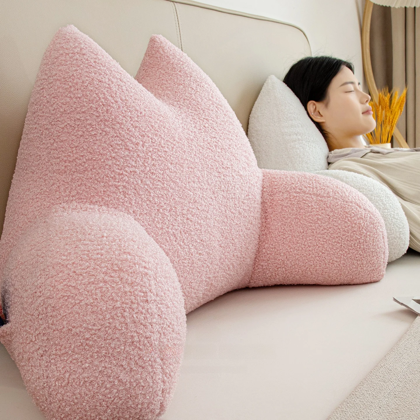 クッション ピンク って何ですか？少女心を刺激する異形デザインが今、東京のインテリアに登場！