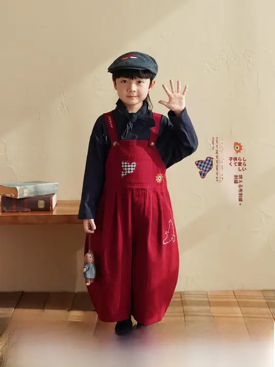 子供用刺繍デザインオーバーオール【秋用・綿100%・ルーズフィット・赤】