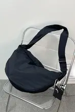防水加工のナイロン製斜め掛けバッグ【シンプルなデザイン・大容量】