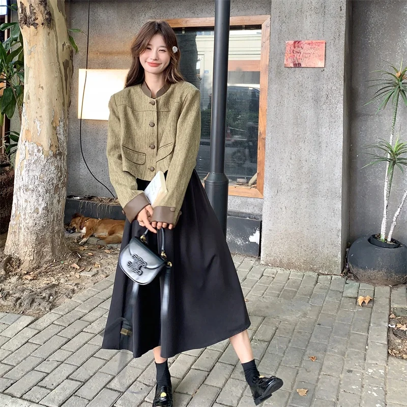 ツータックスーツとハーネス服の違いは？今こそ選ぶべき「上品なデザインのスーツスタイルワンピース」の本当の魅力とは？