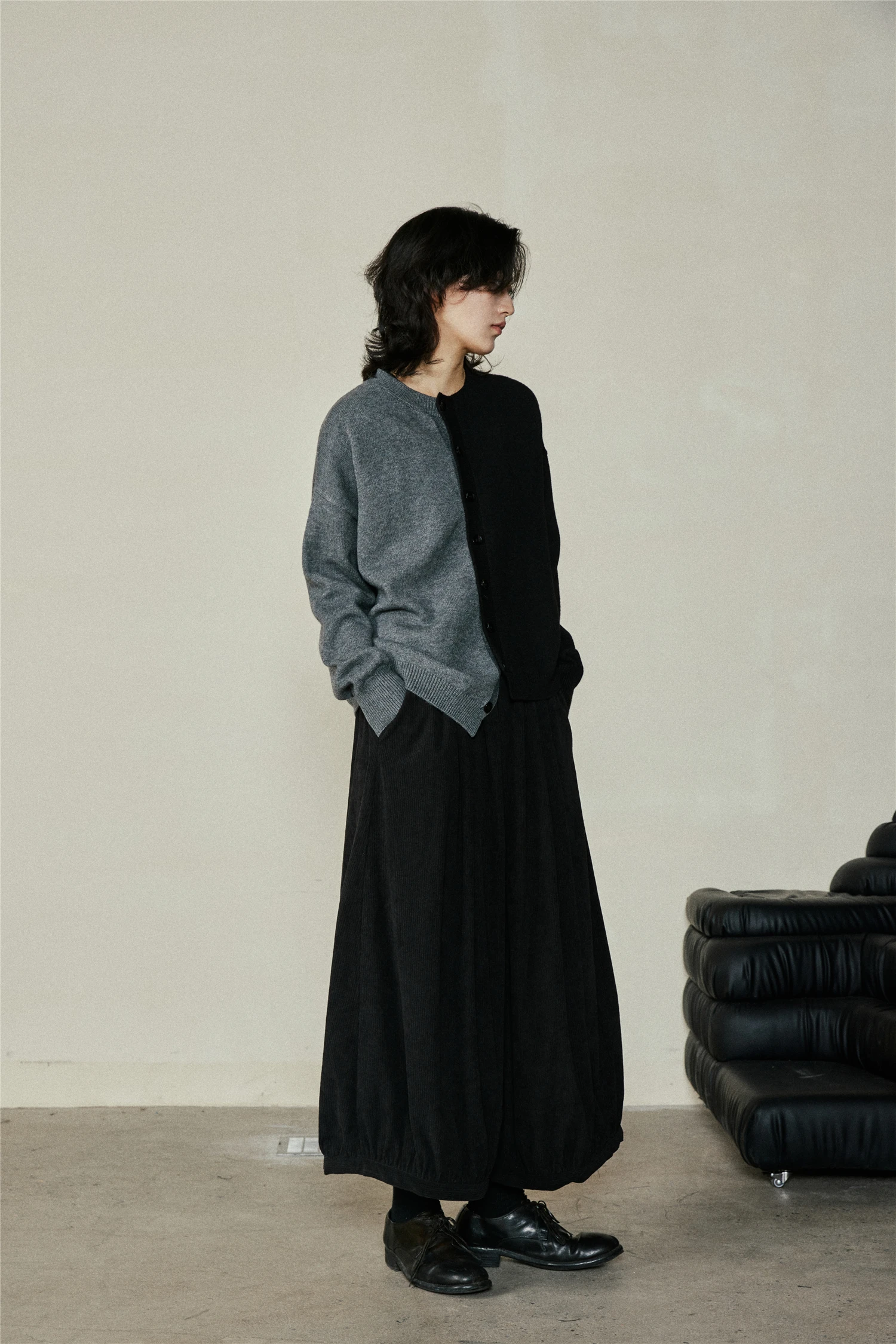 SUNYVONNE アシンメトリーフィルムのカラーリングニットセーター：厚手ラウンドネックの通勤風使い方と肌寒さ対策