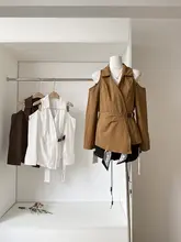 シンプルで洗練されたデザイン！肩出しブラウス【フレンチスタイル・スリムフィット】