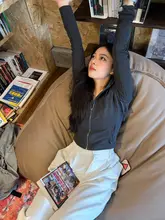 女性用 ヨガウェア 活動的なフード付きショートジャケット【通気性のあるメッシュ・UVカット・フィット感】