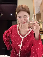 赤いポルカドットのパジャマ【女性用・綿素材・心形デザイン・快適なルームウェア】（セットアップ対応）
