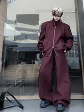 深紅色の立襟ジャケット【短丈・ダブルジッパー・皺加工】とワイドレッグパンツ【デザインスリット・アシンメトリー】（セットアップ対応）