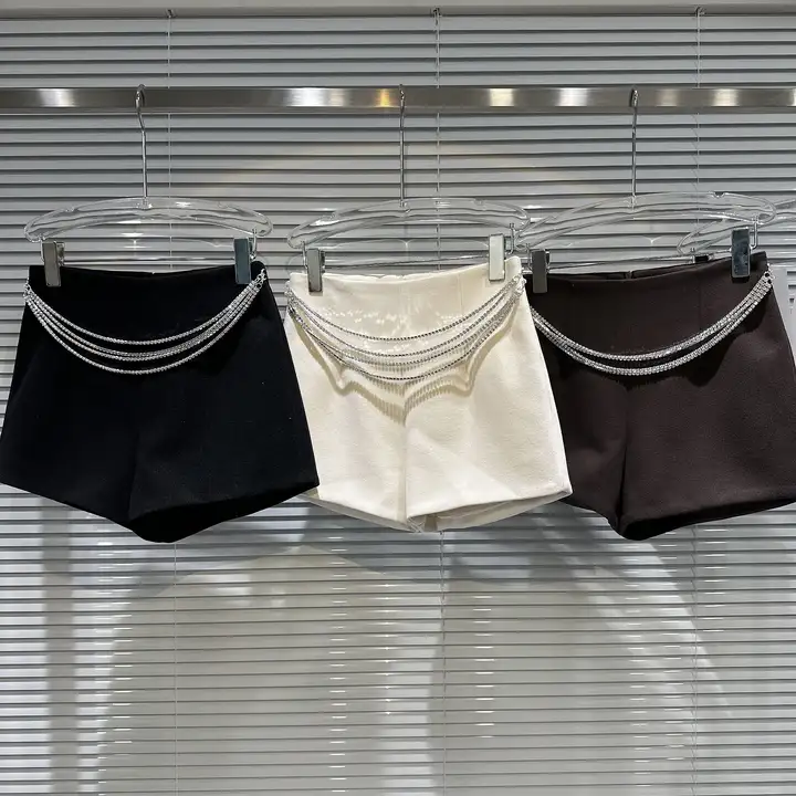 華やかなビジュー付きフリンジチェーンウエストチェーンのショートパンツ【毛織物・女性用・トレンド】（セットアップ対応）