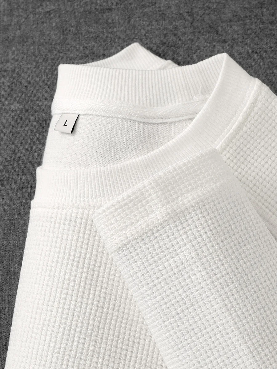 純白の重厚ワッフル長袖Tシャツ：男女兼用のゆったりデザインが日常に届く