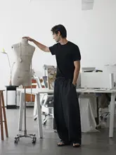 シンプルなドレープのカーブパンツ【男女兼用・カジュアル・ルーズフィット】（セットアップ対応）