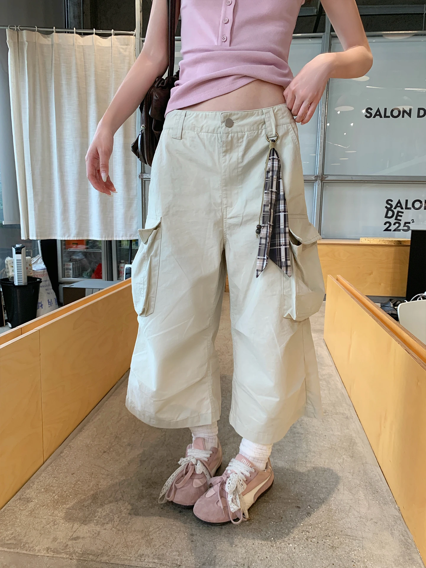 カジュアルガーリーに合うパンツは、本当に「ゆったり」が勝ちま  すか？