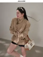 カーキ色のダブルブレストショートトレンチコート【ふんわりシルエット・プラスサイズ】