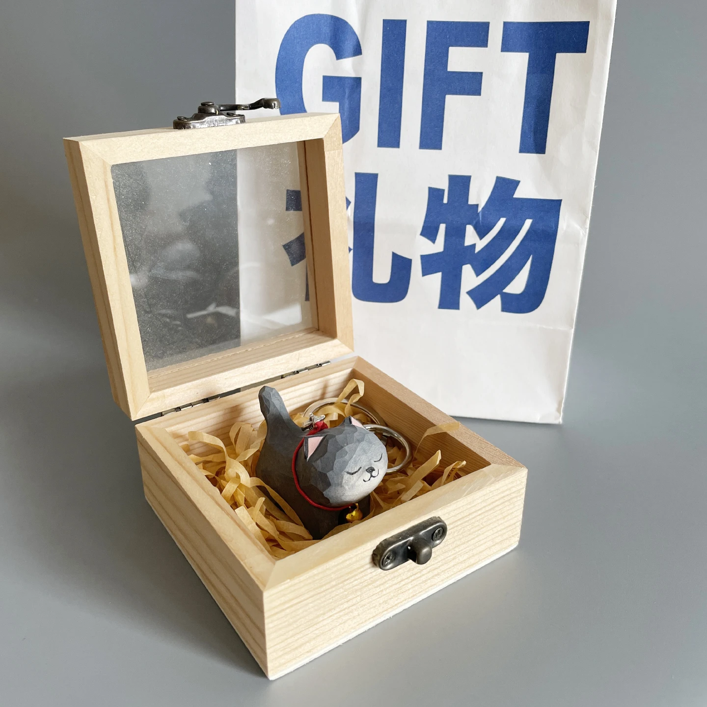 Happy Holidays にぴったりな贈り物は、手作りの木彫り青い猫キーホルダー？