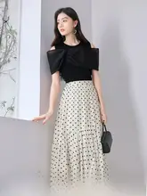 エレガントなデザイン！オフショルダーのブラックトップス【女性用・ニット・スリムフィット】