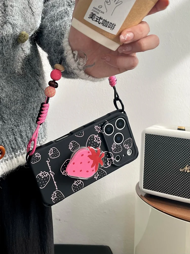 スマホケース ショルダー 全機種対応 どうやって選ぶか？ストロベリーデザインが通勤に合う理由とは