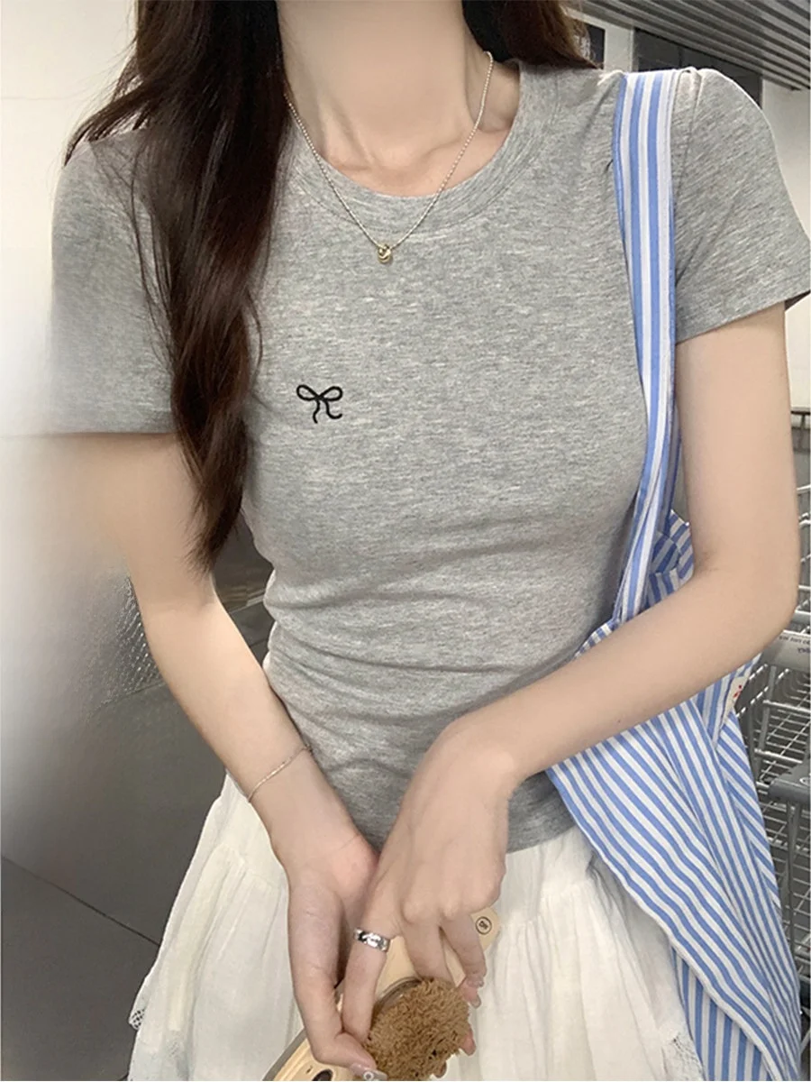 ママコーデの基本スタイルとは？蝶結びプリントグレーコットンTシャツの特徴