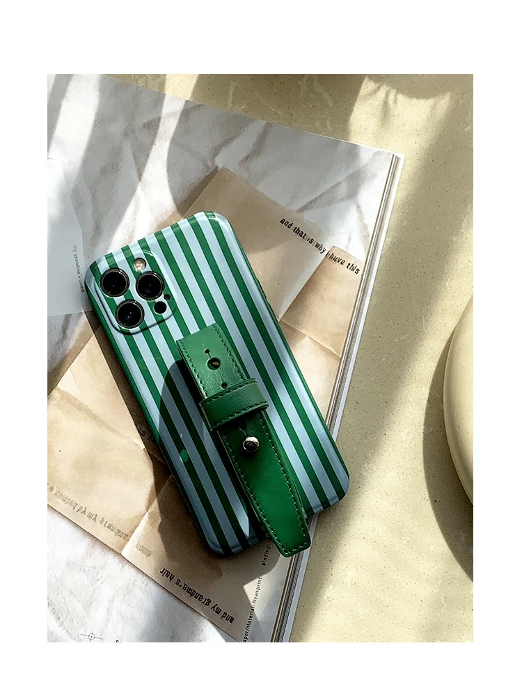 ストラップ付き iPhone ケース おしゃれにどう選ぶ？緑のストライプケースが通勤スタイルを変える理由