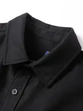 秋に最適なレトロスタイルの黒いメンズシャツ【スタンドカラー・長袖・ゆったりフィット】