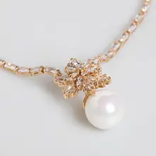 雪の結晶デザインの輝くジルコニアとパールのイヤリングとネックレス【洗練されたおしゃれ・二点セット対応】