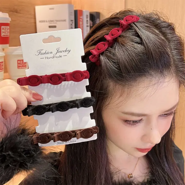 赤色の新年用 編み込みヘアクリップ【植毛仕上げ・サイドボリューム・ダックビルスタイル】（セットアップ対応）