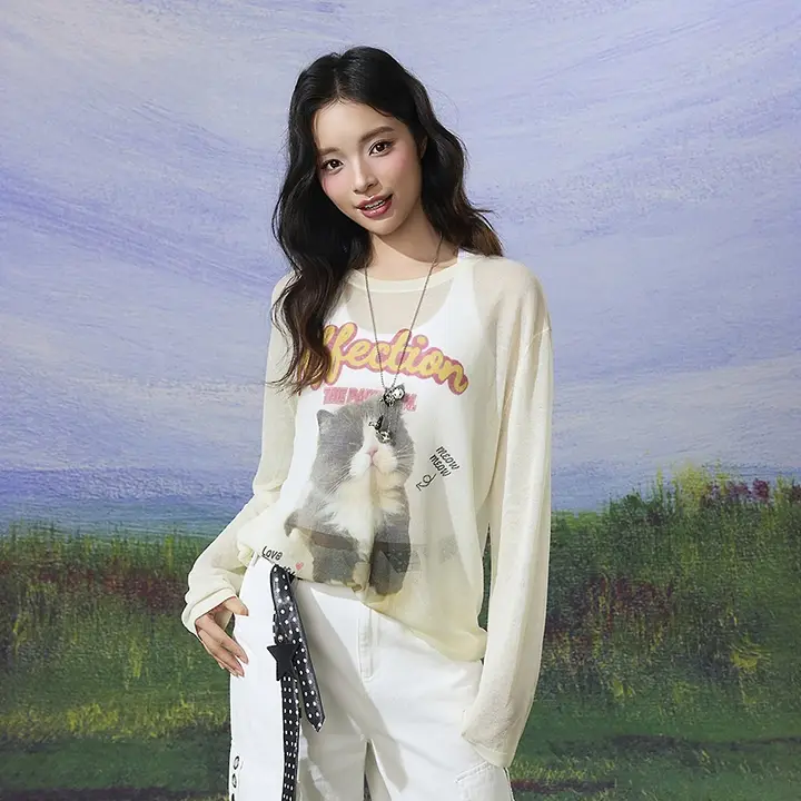 春の猫柄プリントニットトップス【ゆったりシルエット・クルーネック・女性用】
