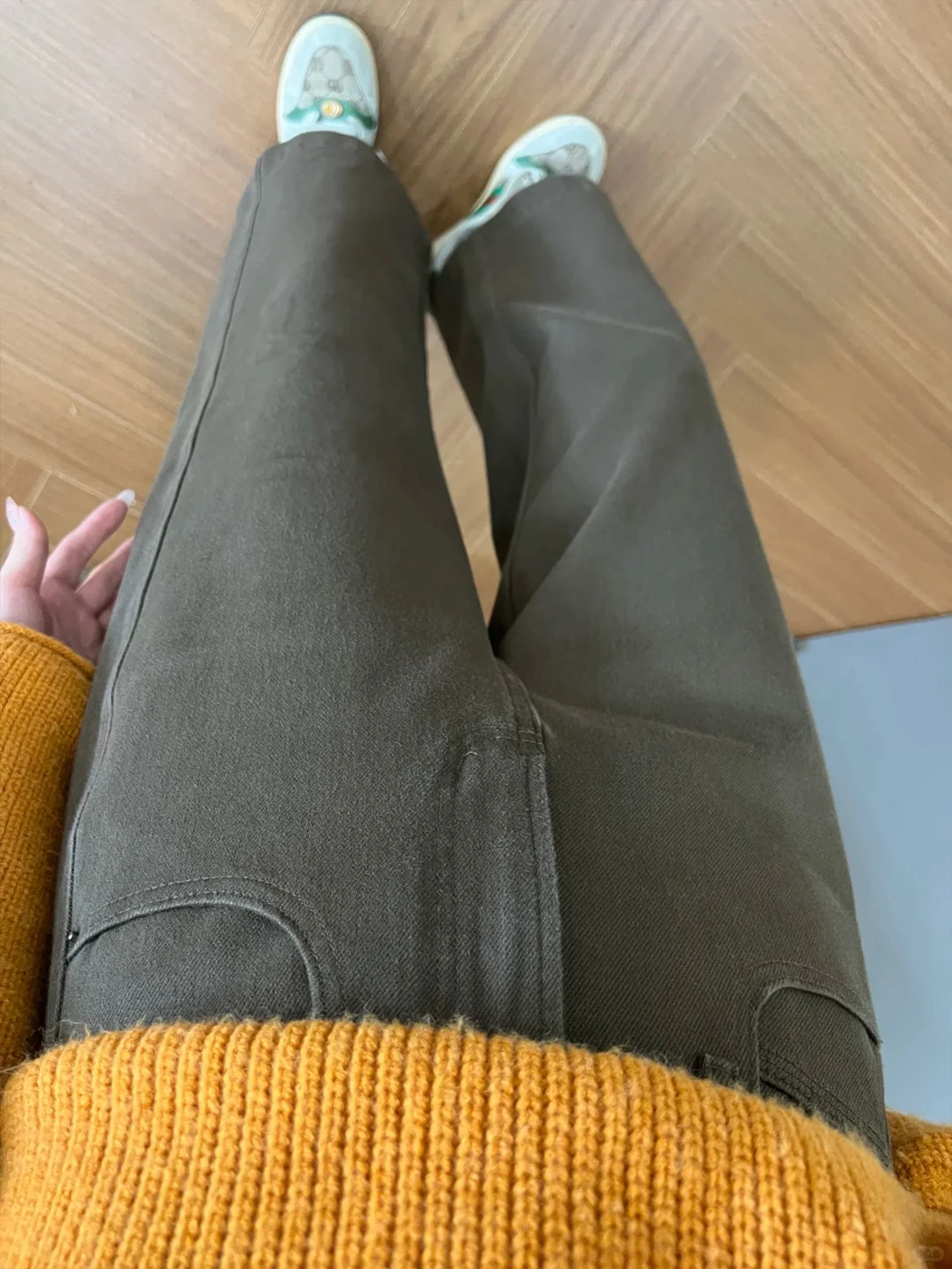 低身長 テーパードパンツ 似合わない なぜ？ブラウンデニムのフィット感とサイズ選びの実証