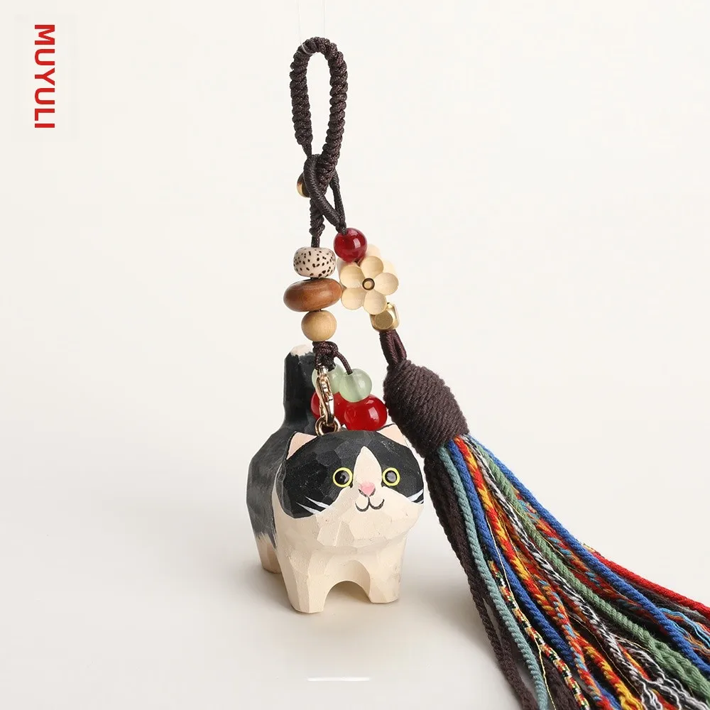 手作り木彫りの牛猫キーホルダー：ペットモチーフのアクセサリーとしての実用性とデザイン性