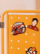 F1レーシングヘルメットのバッジ【周冠宇・フェラーリ・冷蔵庫マグネット・ブローチ】
