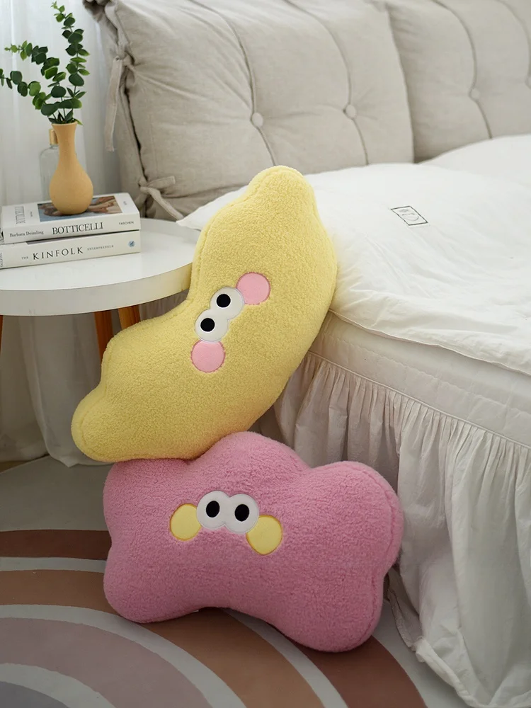 癒しのぬいぐるみ抱き枕：多機能で使える異形デザインのドーパミンカラー枕