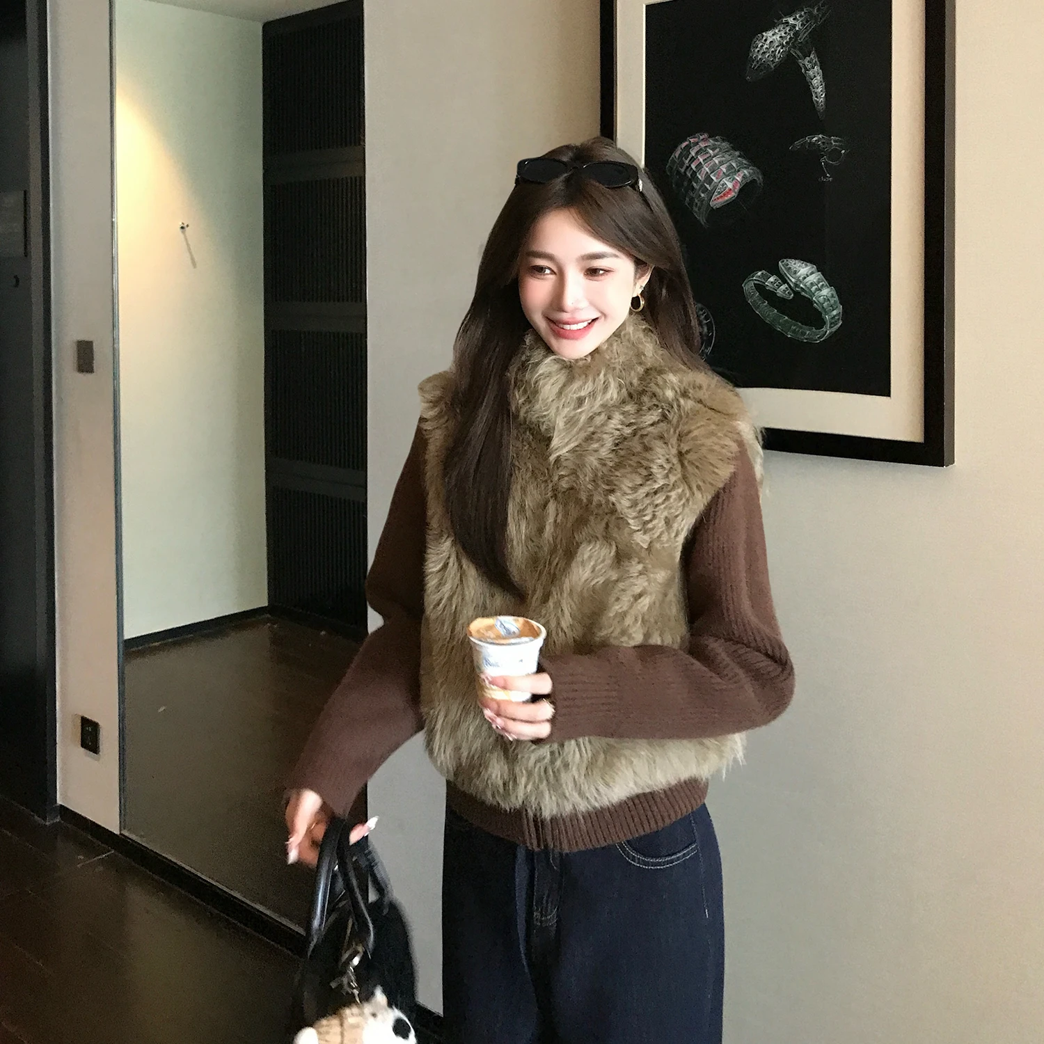 50デニールと100デニールの見た目、どちらが通勤に最適？山羊毛コートの本質を知ればわかる