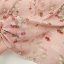 極上の柔らかさの透け感ある天絲生地【暗めのピンク・草苺と蝶のプリント・漢服用】