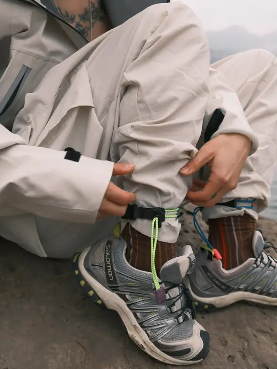 反射素材のアウトドア用ニーガード【自転車・登山・ランニング対応・ストラップ付き】