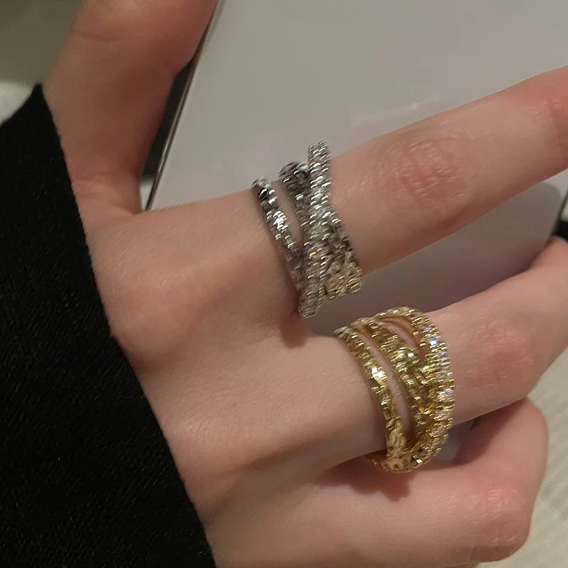 金色のオープンリング：50代女性向けの軽やかなデザインと重ね付けへの最適解