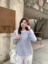 可愛いブルーストライプボタン付き長袖Tシャツ【カジュアル・秋用・肌触り良好】
