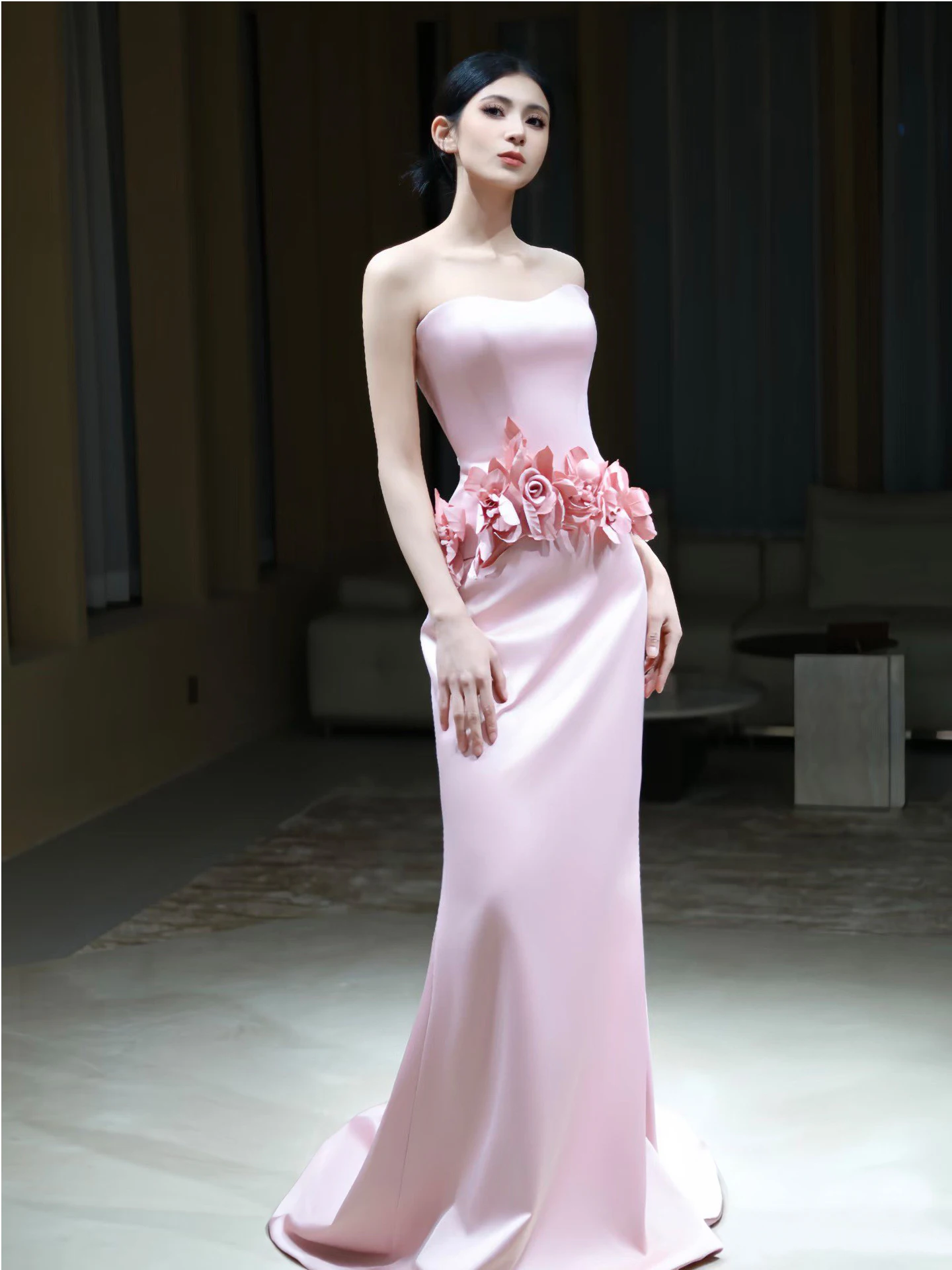 結婚式2回目女性のフォーマル服装としてのエレガントなピンク敬酒服