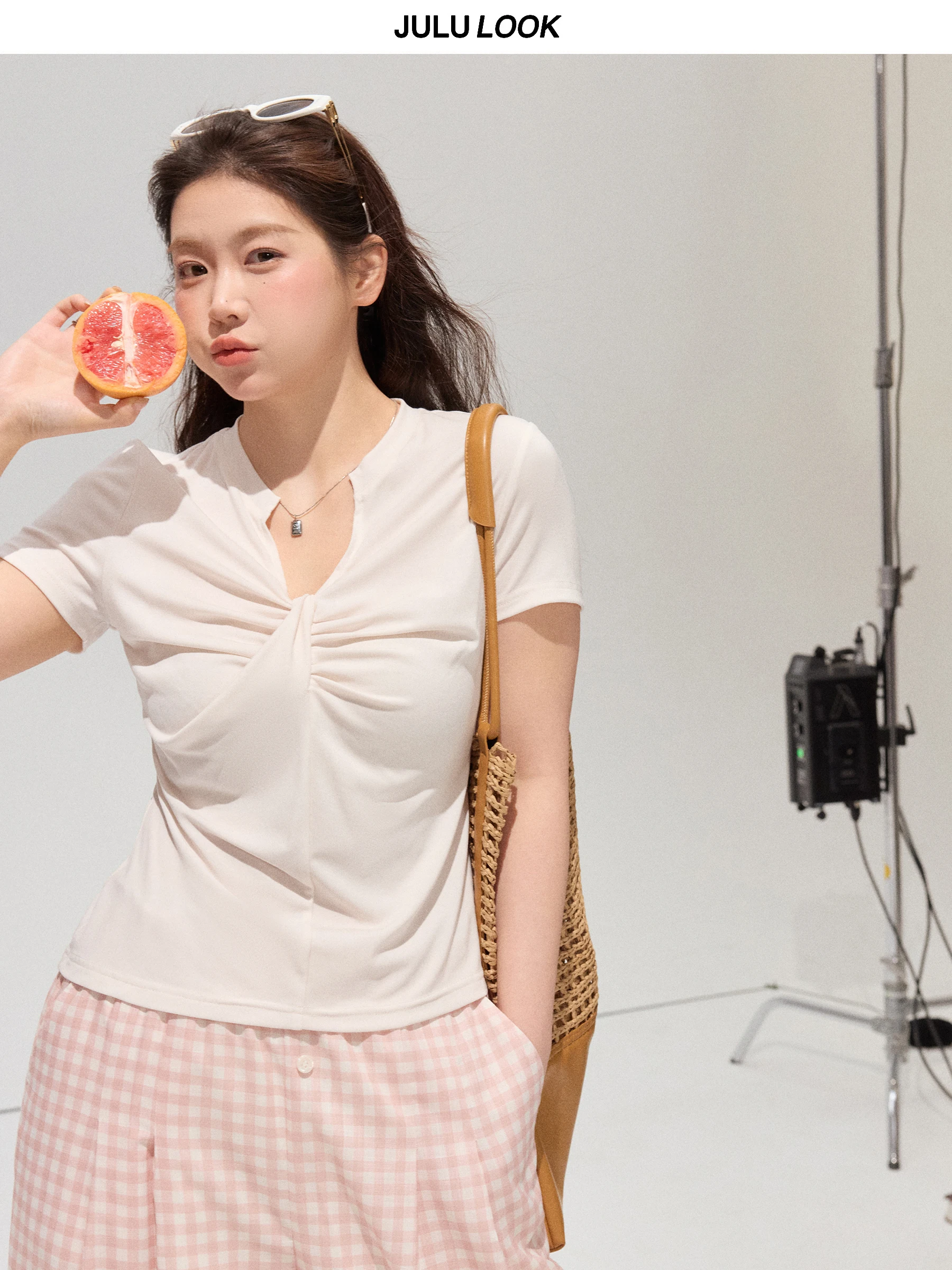 30代の夏コーデにぴったりなトップスは？胸元リボンがポイントの短袖Tシャツが今、注目されています