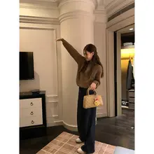 ブラウンミックスのラウンドネックニット