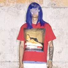 秋用ボックスシルエットのデジタルプリント半袖Tシャツ【フィット・レッド】