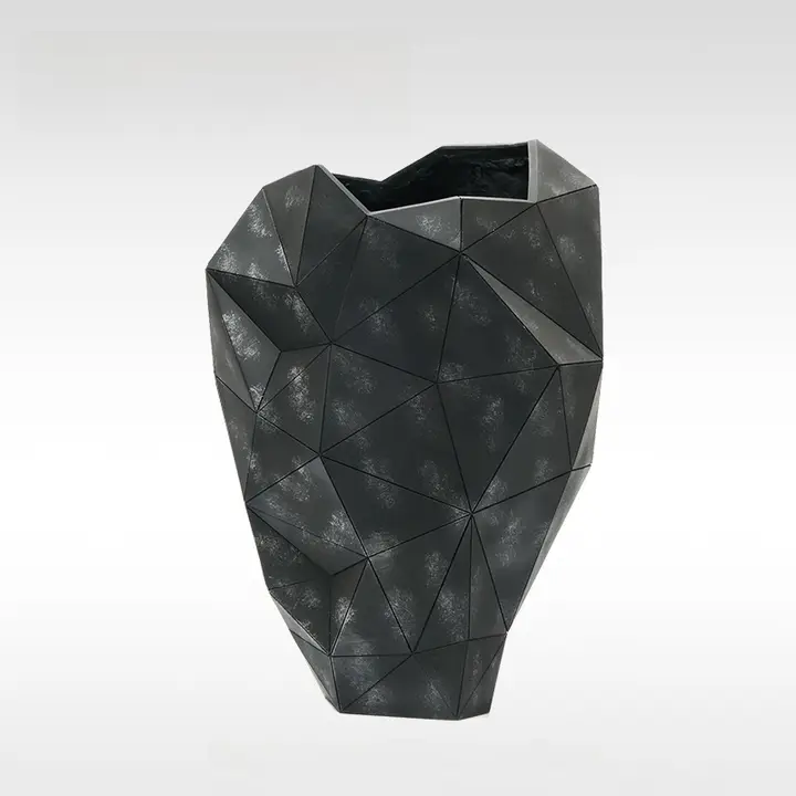 モダンシンプルな黒の三角形デザイン樹脂花瓶【インテリア装飾用】