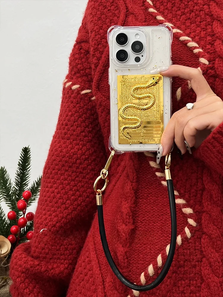 iPhone11とXRのケースが同じなのか？金の蛇デザインケースで解決するリアルな悩み