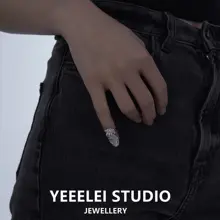 金属素材の指尖リング【オープンデザイン・調整可能・スタイリッシュアクセサリー】