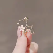 金属製カットアウトデザインの小犬ブローチ【可愛い花モチーフ・ウエア用・ファッションアクセサリー】