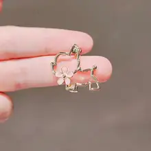 金属製カットアウトデザインの小犬ブローチ【可愛い花モチーフ・ウエア用・ファッションアクセサリー】