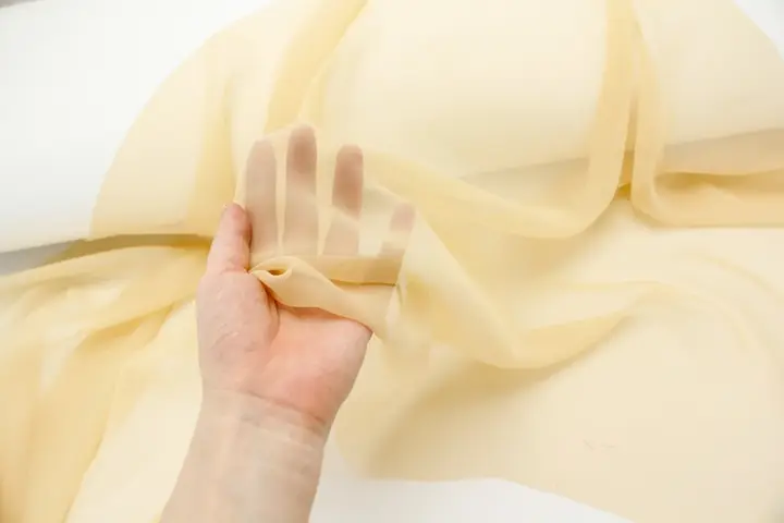 半透明のクリームカラーシフォン生地【ドレス・ウェディング装飾用・DIY材料】
