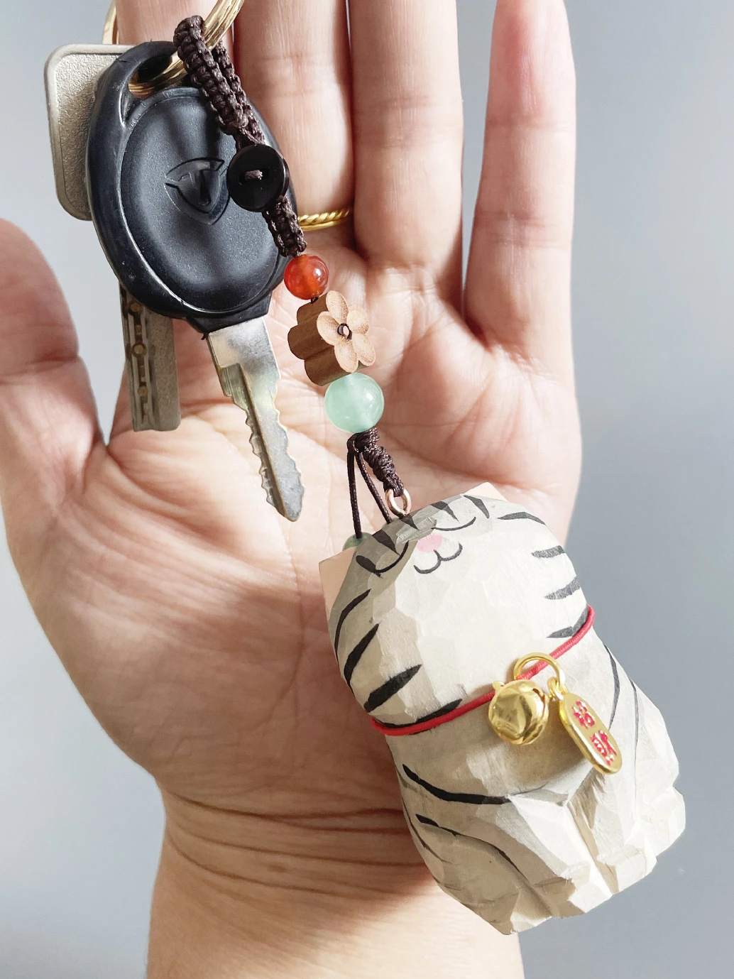 手作り彫刻のヒョウ柄猫キーホルダー：木製の招財猫デザインが贈り物に最適な理由
