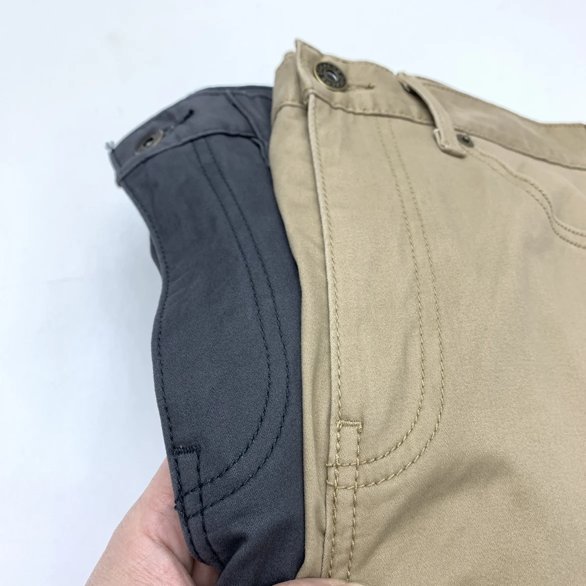 カーゴパンツ メンズ コーデの完全ガイド：トップ・シューズ・ブランド選びの決定版
