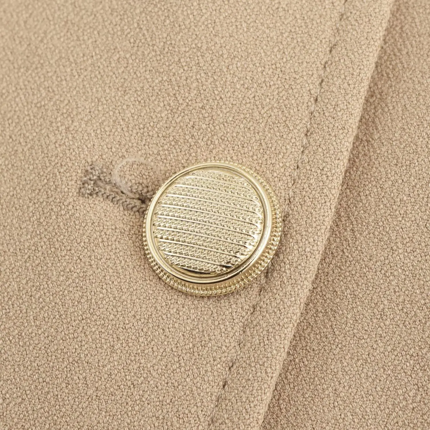 デニムジャケット コーデの悩みを解決する、金属ボタンジャケットの完全ガイド