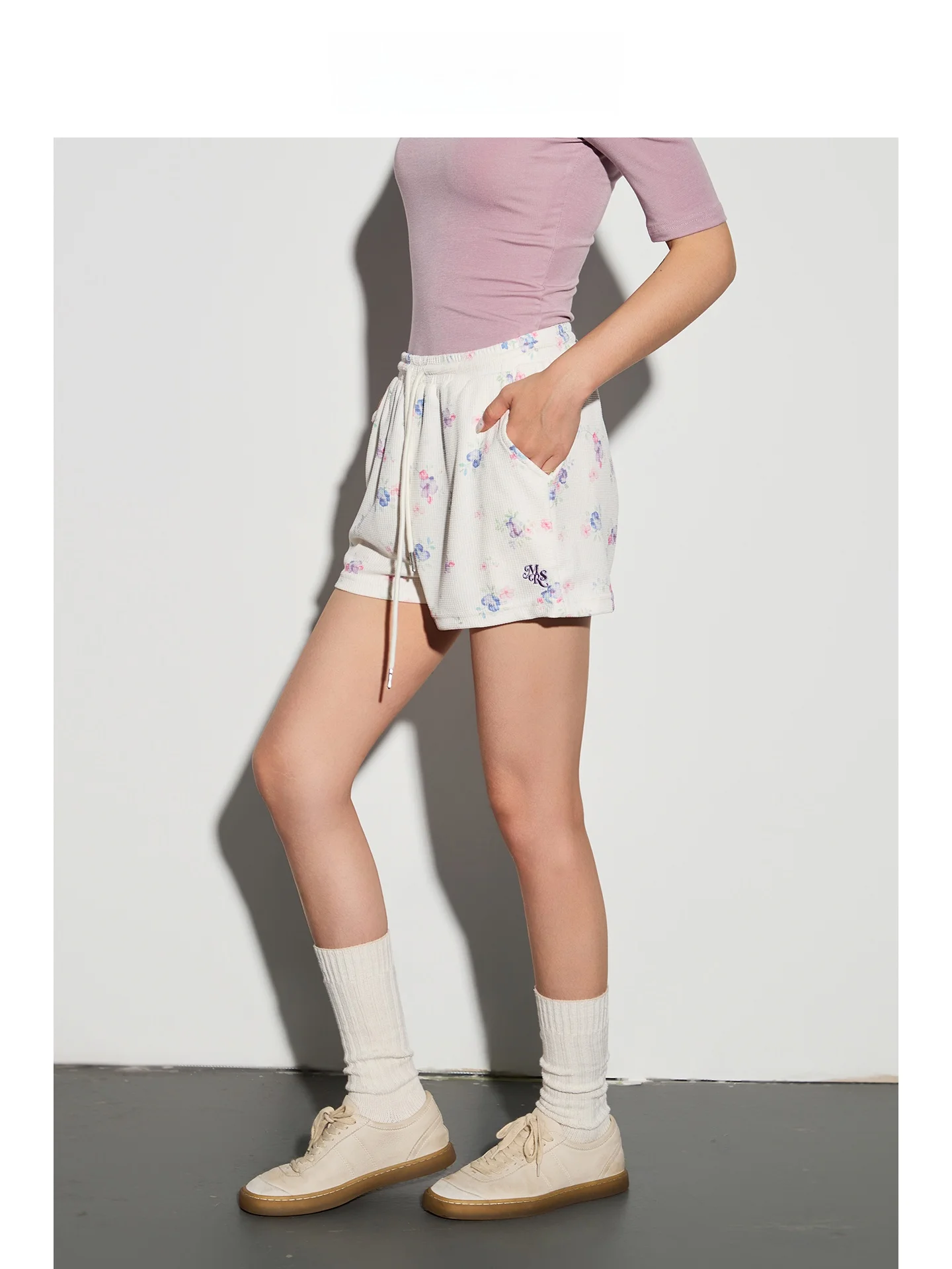 柔らかな花柄ショートパンツ：ウエストゴムとドローストリングで実用性とカジュアルスタイルを実現