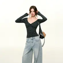 復古デザインの低Vネック花柄長袖Tシャツ【スリムフィット】